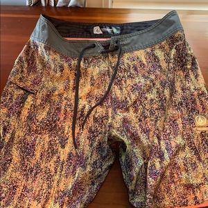 Men’s Volcom Boardshorts 32”